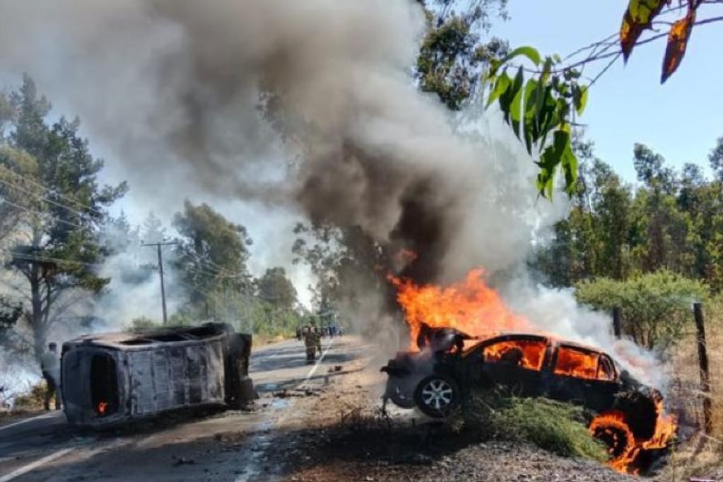 Grave accidente vehicular en Santo Domingo dejó tres fallecidos y provocó un incendio forestal. Imagen: InfosChile.