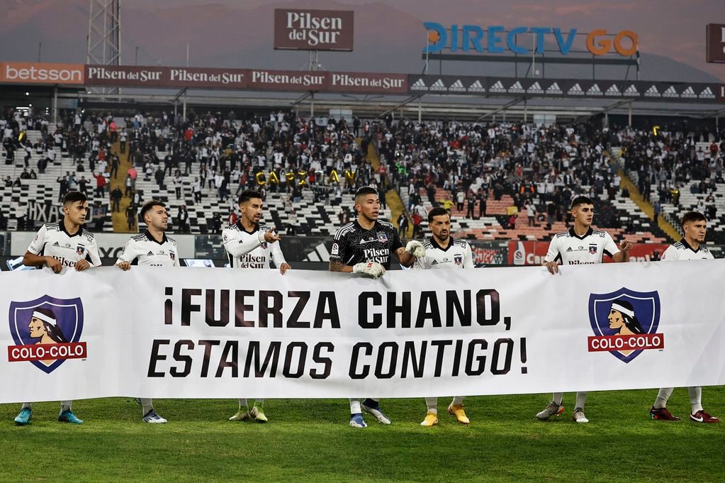 El plantel de Colo Colo posa con el mensaje de apoyo a Lizardo Garrido (Foto: Agenciauno)