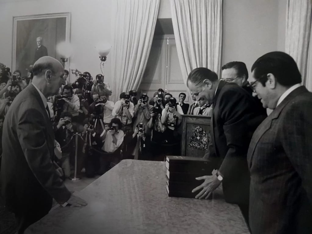Entrega del Informe Rettig, un documento en el que se abordan las últimas horas de Allende con vida y aborda casos de las víctimas de la dictadura.