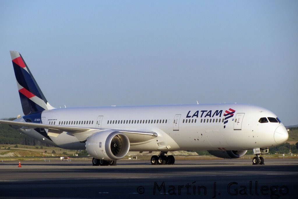 Avión Boeing 787 de LATAM donde se trasladaban los pasajeros (Créditos: Martín J. Gallego).