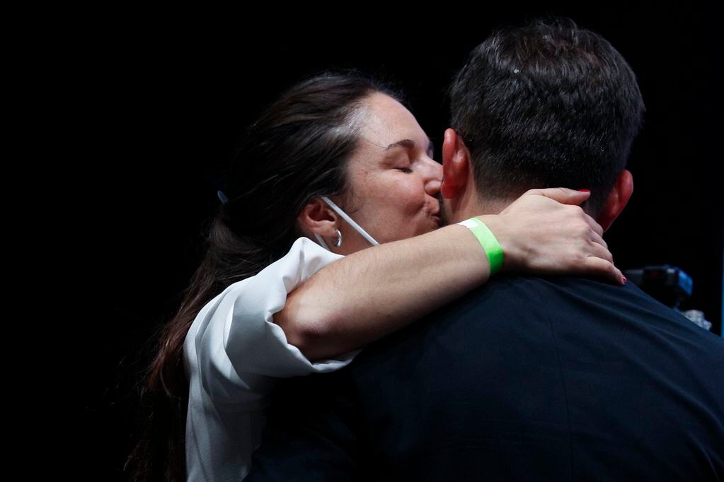 Gabriel Boric y su novia, Irina Karamanos. Foto: Luis Hidalgo / AP Photo