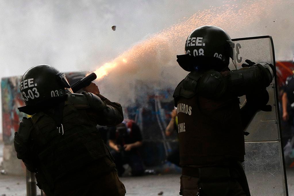 El carabineros disparó una bomba lacrimógena directamente al manifestante. (Imagen referencial)