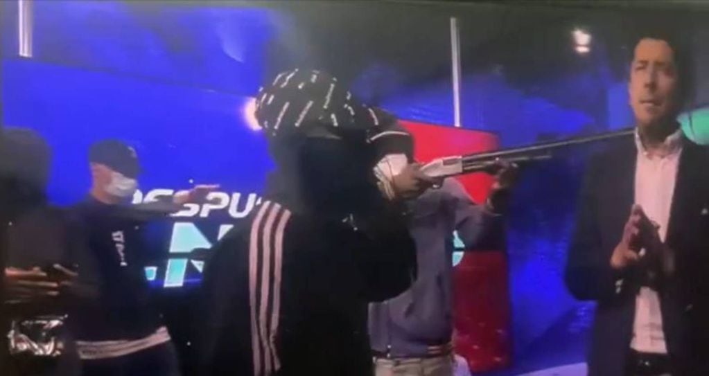 Conductor de TV de Ecuador es apuntado con un arma por banda criminal que se tomó canal de televisión