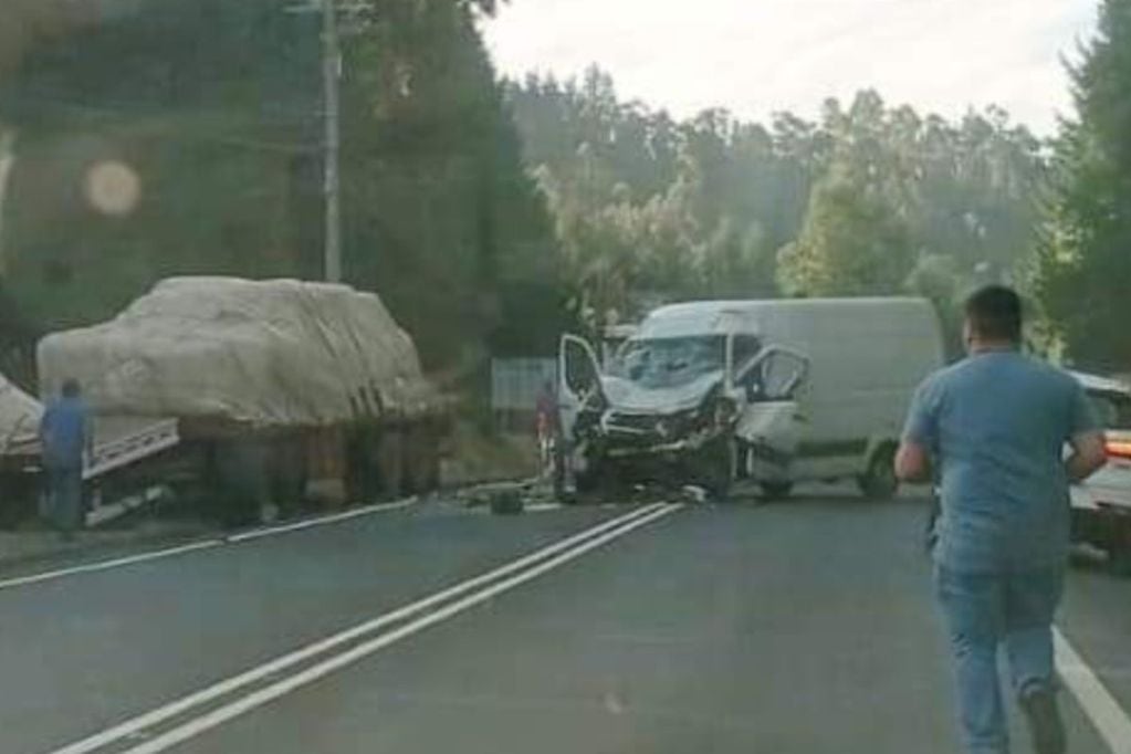 Un fallecido y dos heridos dejó una colisión frontal entre camión y furgón en la Ruta de la Madera (Foto: Twitter @ICEBiobio)