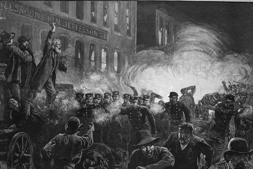 El Día Internacional de los Trabajadores, o Primero de Mayo, es la conmemoración del movimiento obrero mundial. Este grabado de 1886 muestra al pastor metodista Samuel Fielden  mientras la bomba explota en medio de la pelea.