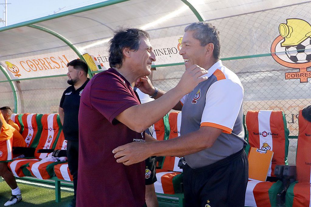 Gustavo Huerta y Mario Salas se saludan en El Salvador. FOTO: LEONARDO RUBILAR CHANDIA/AGENCIAUNO