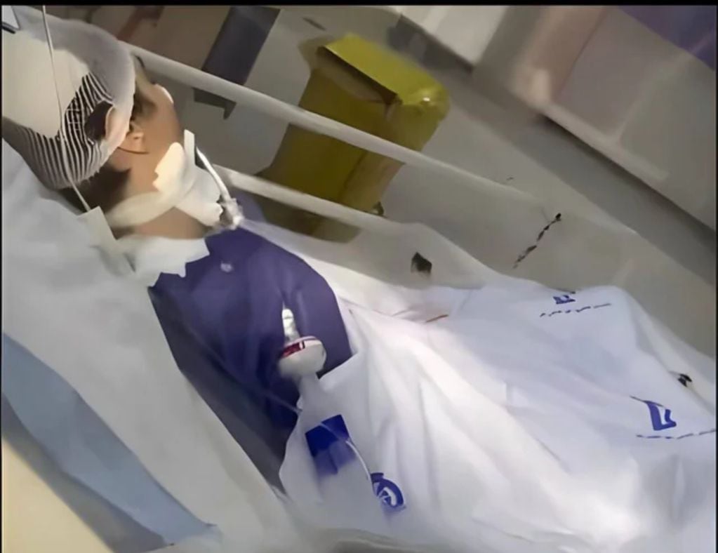 “Policía de la moral” ataca salvajemente a adolescente iraní por no llevar velo y la dejan en coma