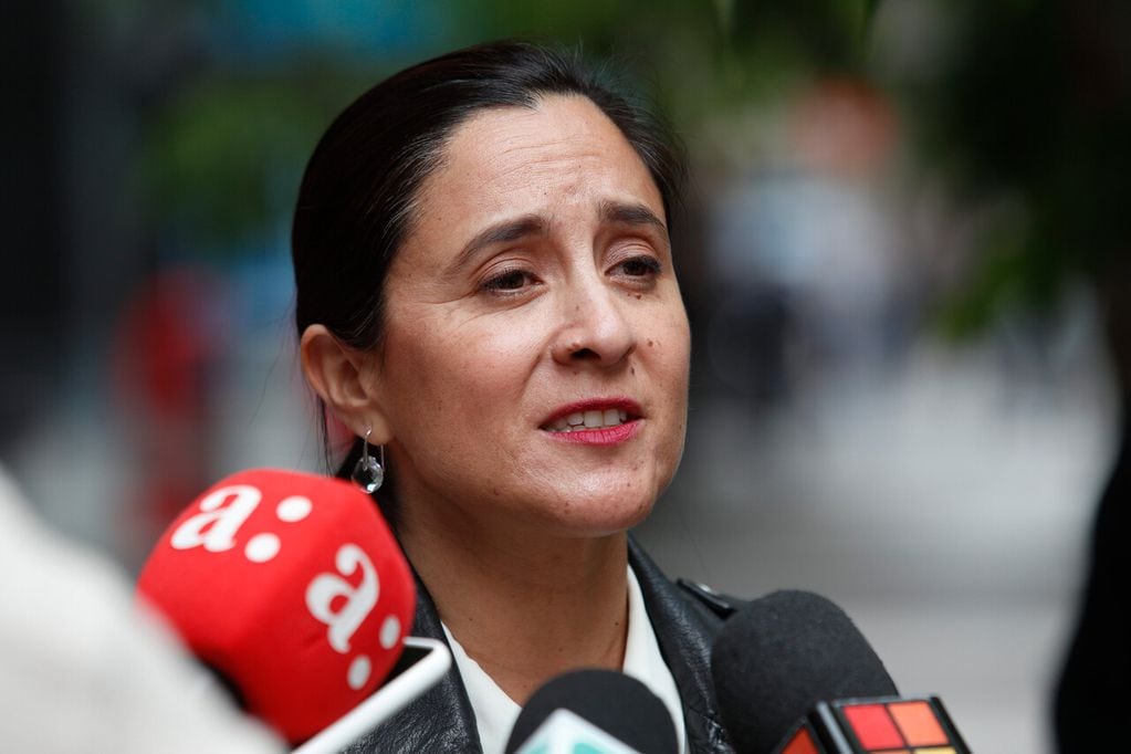 La alcaldesa Daniela Peñaloza es apuntada por concejales como responsable por posible caso de corrupción en Las Condes.