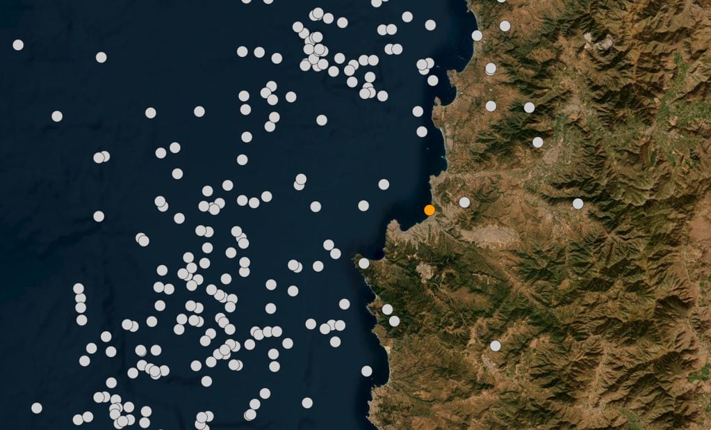 El punto naranja es el sismo de la madrugada, mientras que los otros puntos blancos corresponden a los sismos históricos que hubo en la zona. Fuente: USGS.