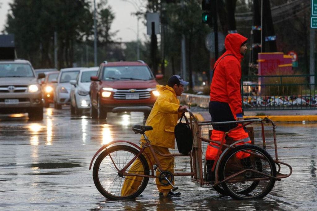Revelan que caerán intensas lluvias este martes en Santiago.