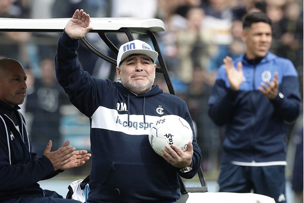Argentine former football star and new coach of Gimnasia y Esgrima La Plata Diego Armando Maradona waves upon arrival for his first training session at El Bosque stadium, in La Plata, Buenos Aires province, Argentina, on September 8, 2019. / AFP / ALEJANDRO PAGNI


