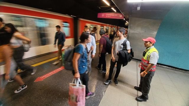 Metro línea suspendida referencial.