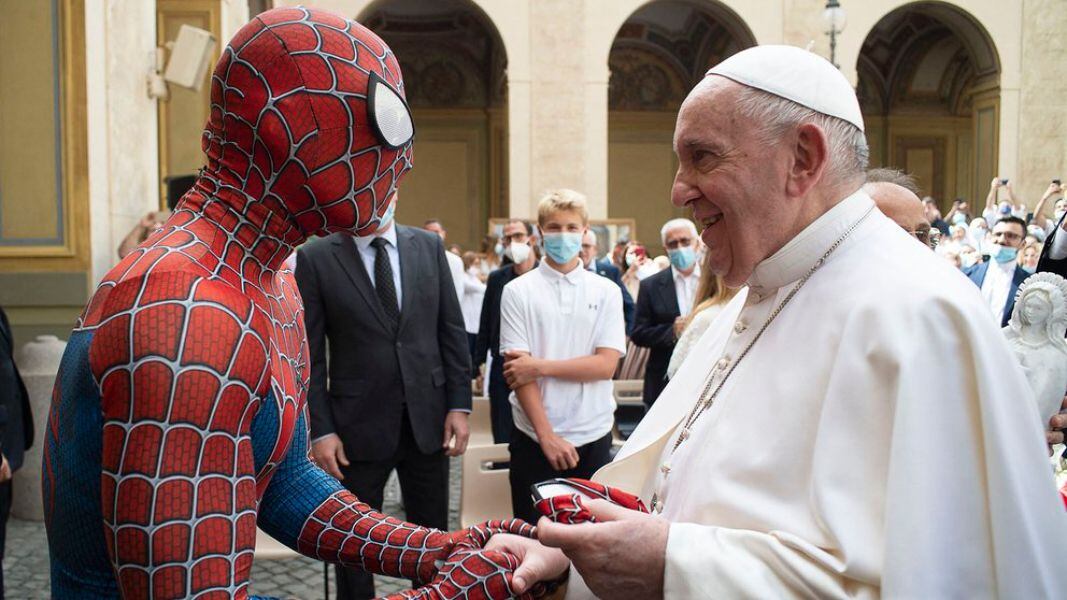 Papa Francisco recibe la inesperada visita de Spiderman en El Vaticano